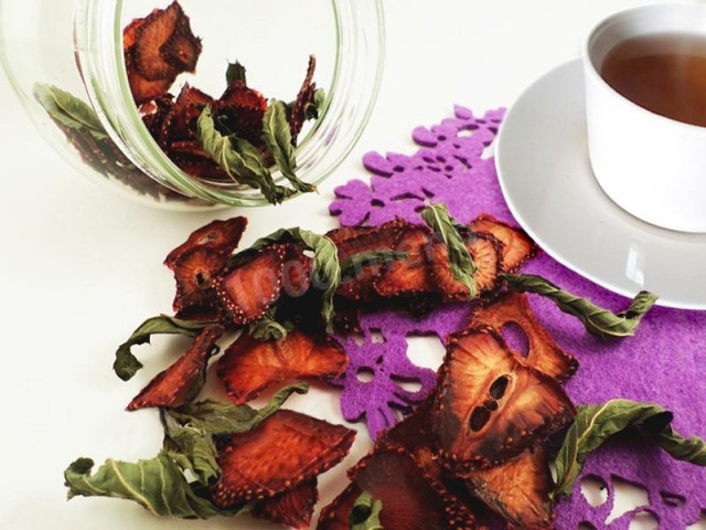 Сушена полуниця з листям на чай рецепт з фото 