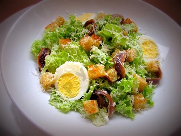 Салат з анчоусами і яйцем рецепт з фото покроково 