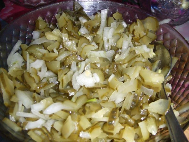 Простий салат П'ятихвилинка з солоними огірками рецепт з фото 
