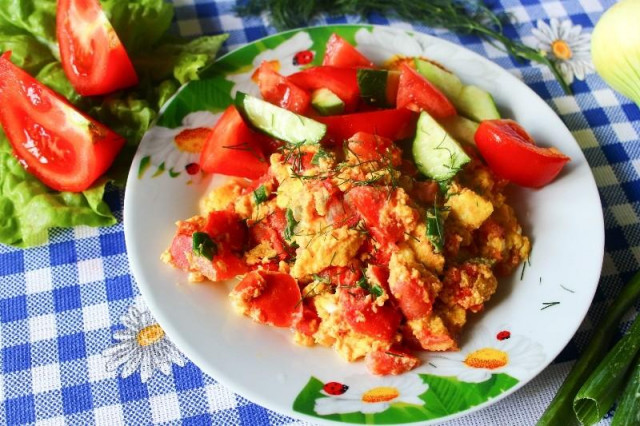 Смажені яйця з помідорами на сковороді рецепт з фото покроково 