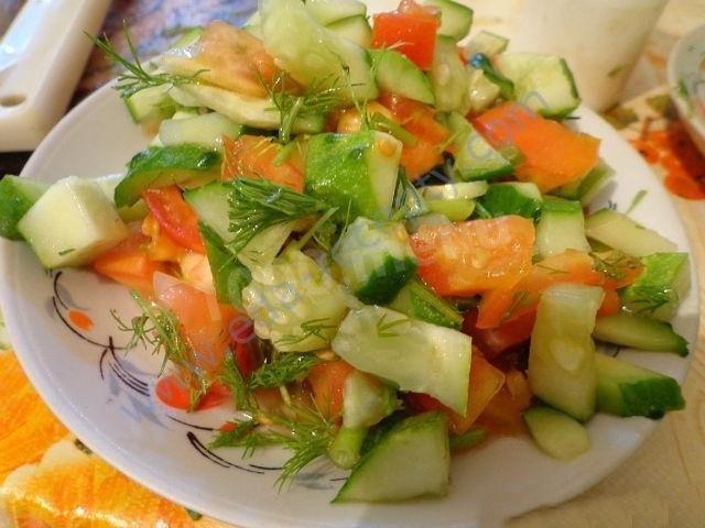 Легкий літній салат помідори огірки зелень рецепт з фото покроково 