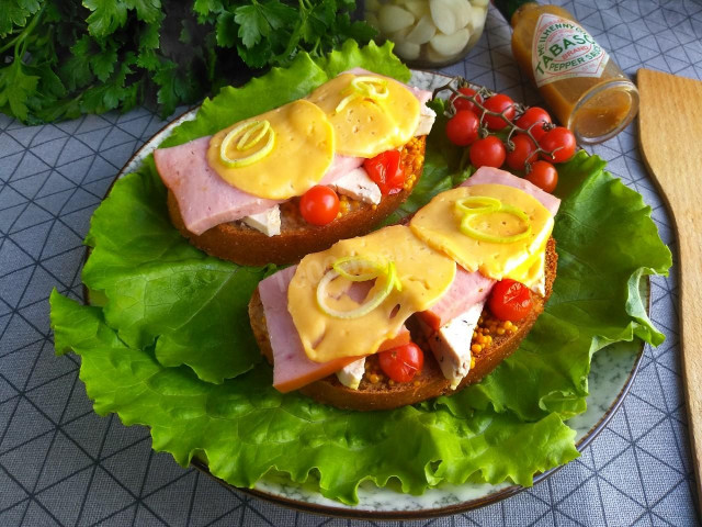 Бутерброди з ковбасою і сиром в мікрохвильовці рецепт з фото 
