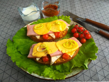 Бутерброды с колбасой и сыром в микроволновке