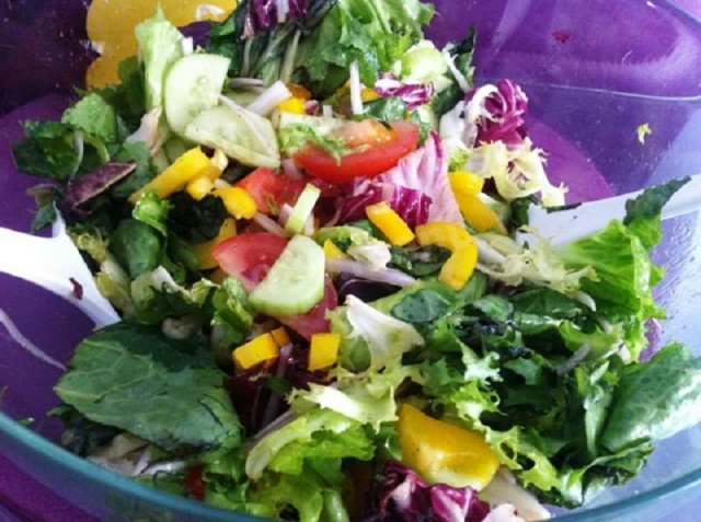 Салат овочевий листя салату, жовтий перець, огірки, помідори рецепт з фото крок за кроком 