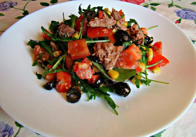 Дієтичний салат з тунцем і овочами рецепт з фото покроково і відео 