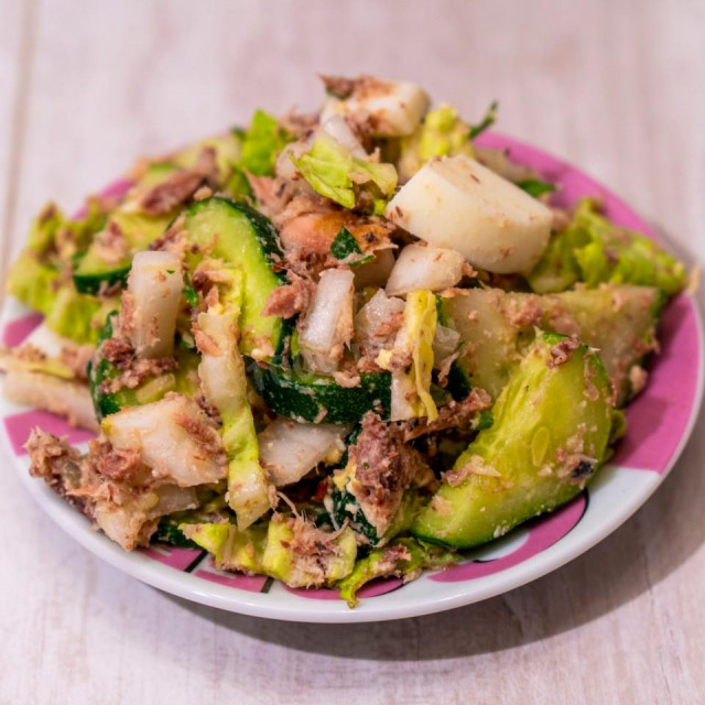 Літній салат зі свіжими огірками і консервованим тунцем рецепт з фото покроково і відео 