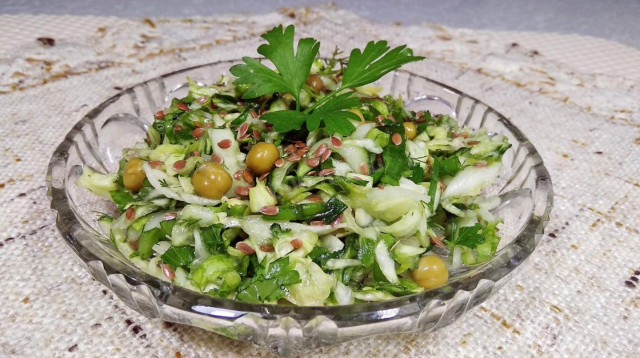 Салат з молодої капусти з огірками, шпинатом і зеленню рецепт з фото покроково і відео 