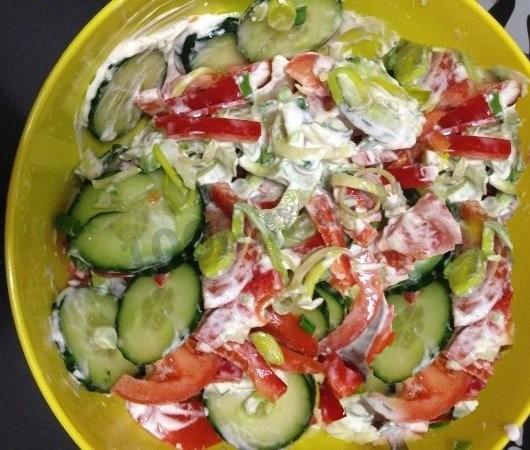 Салат з ранніх тепличних овочів рецепт з фото покроково 