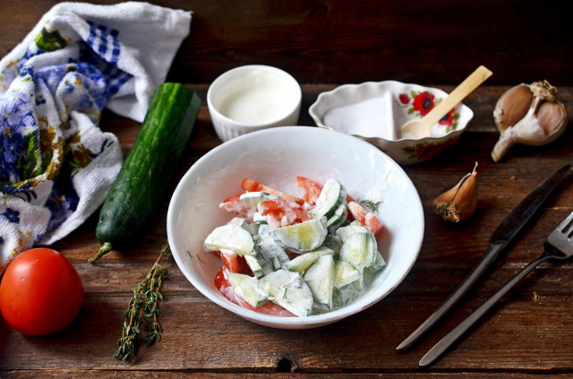 Салат з помідорів і огірків зі сметаною рецепт з фото покроково 