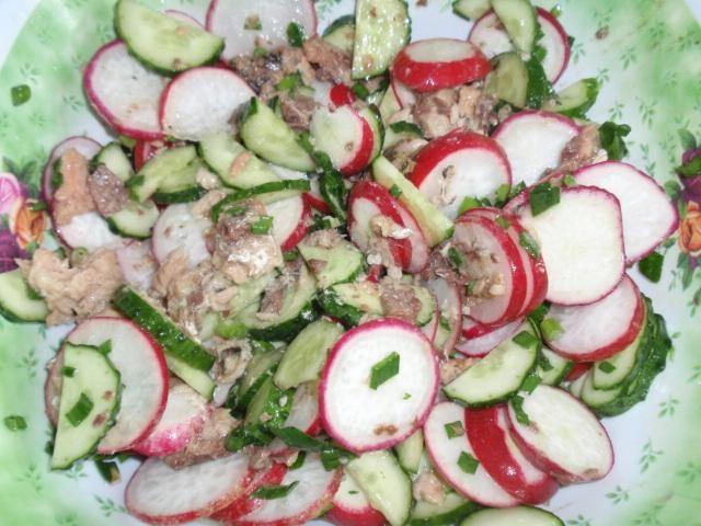 Салат зі свіжих огірків і редиски з вареними сардинами рецепт з фото покроково 