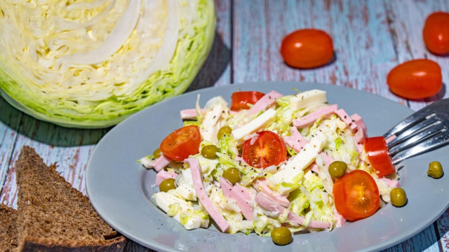 Швидкий салат зі свіжої капусти з шинкою, сиром і горошком рецепт з фото покроково і відео 