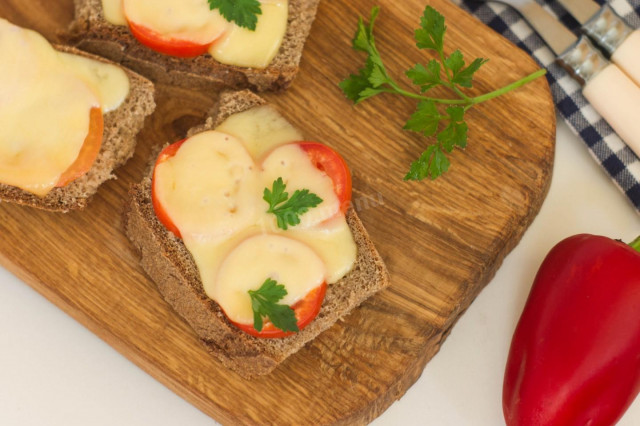 Гарячі бутерброди з житнім хлібом в мікрохвильовці рецепт з фото 