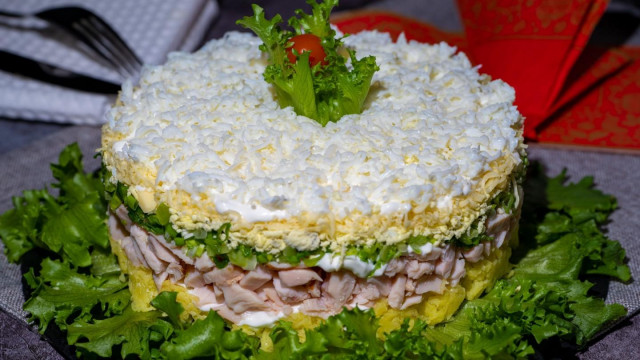 Листковий салат наречена з копченою куркою рецепт з фото покроково і відео 