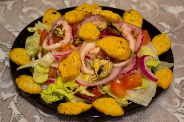 Салат з морепродуктів з сухариками Морський рецепт з фото покроково 