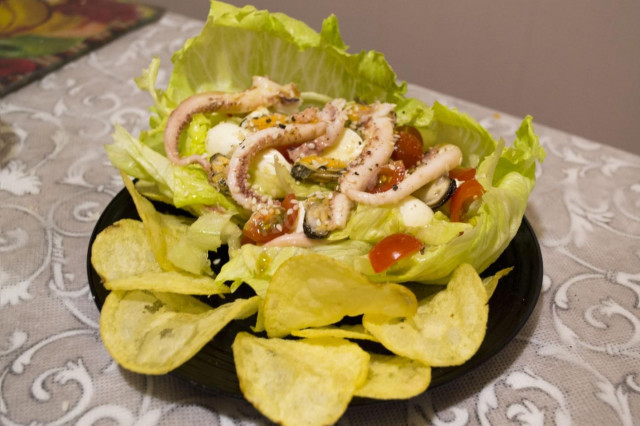 Салат з кальмарів і мідій з чіпсами Перлина моря рецепт з фото покроково 