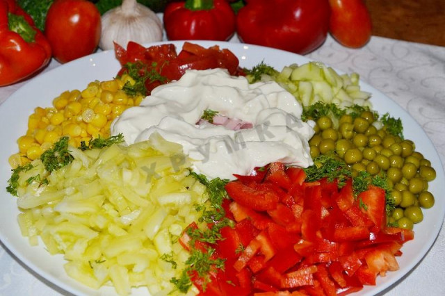 Салат улюблений з ковбасою і овочами рецепт з фото покроково 