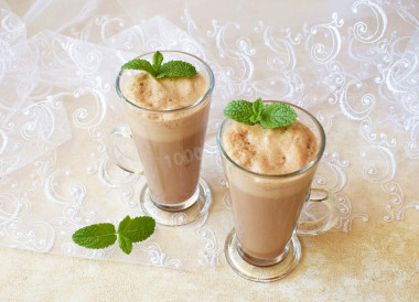 Шоколадный молочный коктейль в блендере