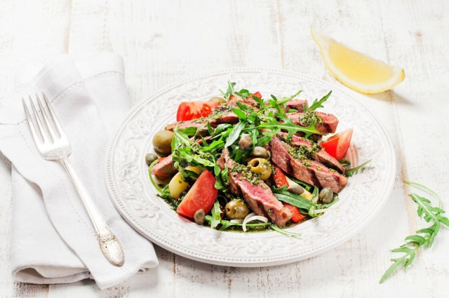 Салат со шпинатом, оливками, картошкой и говядиной