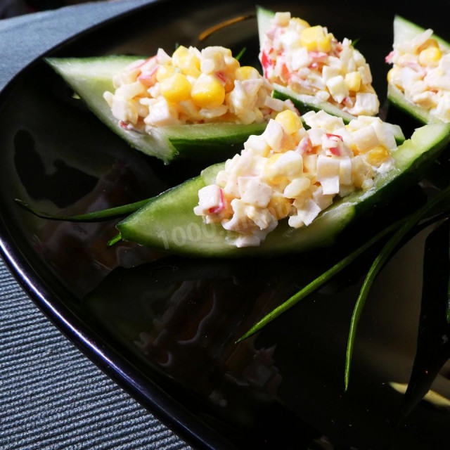 Салат крабові палички рис кукурудза в огірках-човниках рецепт з фото і відео 