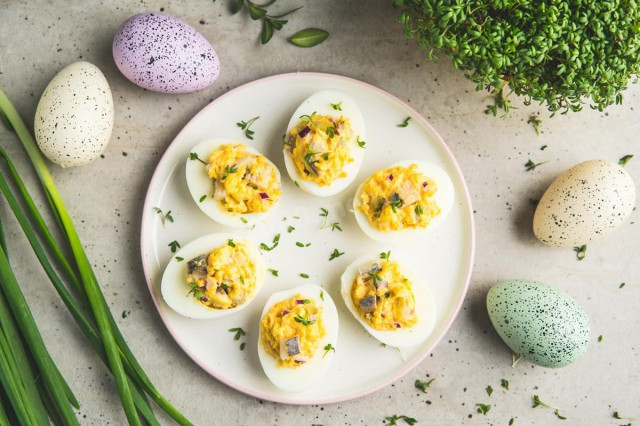 Яйця фаршировані цибулею і оселедцем рецепт з фото 