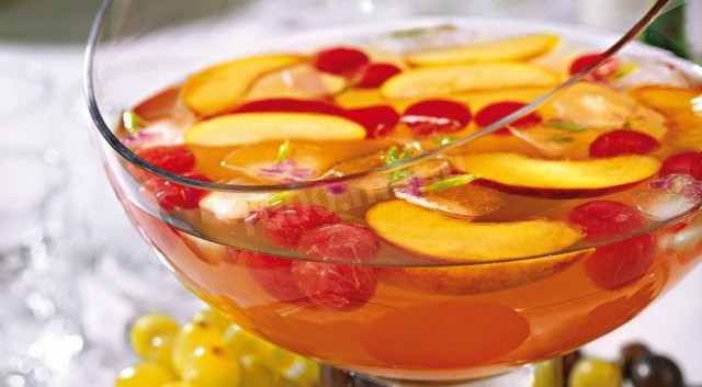 Крюшон з кавуна з ананасовим соком і апельсиновим лікером рецепт з фото 