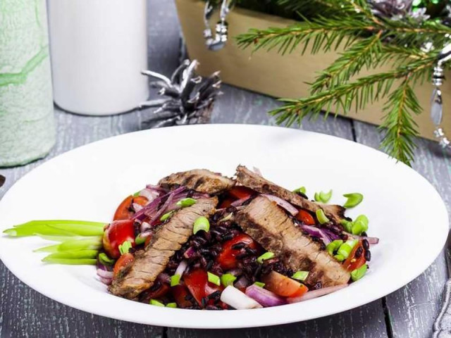 Салат з яловичиною і нешліфованим чорним рисом рецепт з фото 