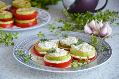 Кабачки с помидорами и майонезом жареные