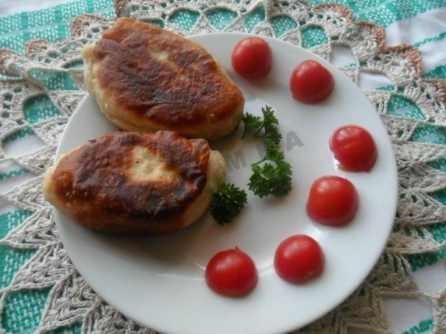 Жареные пирожки с рисом яйцом и луком зеленым