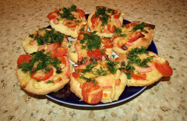 Міні-піци з вареною ковбасою і помідорами черрі рецепт з фото покроково і відео 