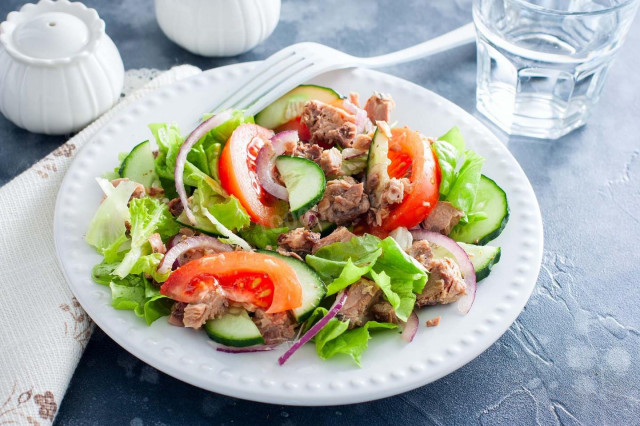 Простий салат з тунцем консервованим рецепт з фото покроково 