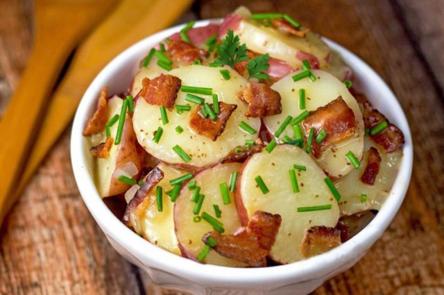 Картопляний салат з беконом цибулею і селерою рецепт з фото 