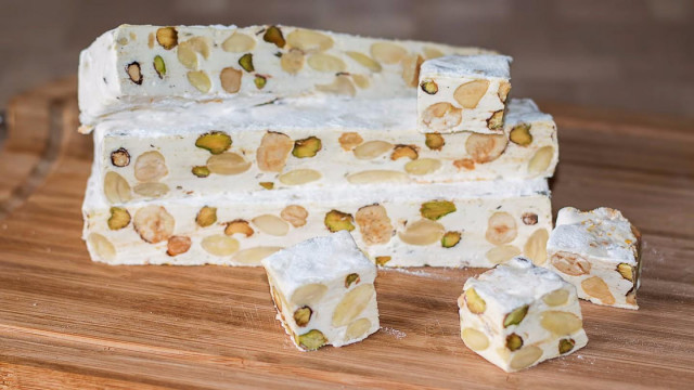 Torrone ( торроне ) - итальянская нуга