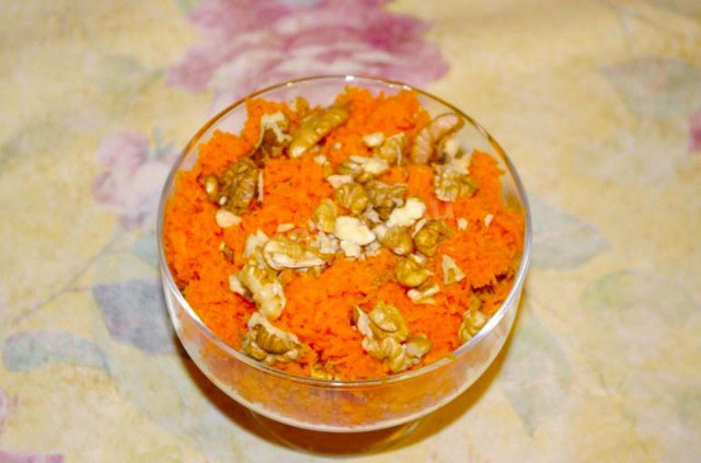 Салат из сырой моркови с грецкими орехами