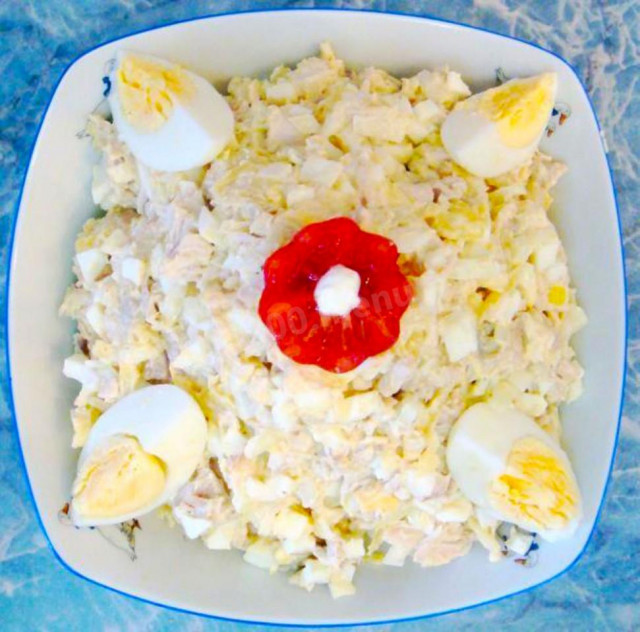 Салат из куриного филе, сыра и яиц