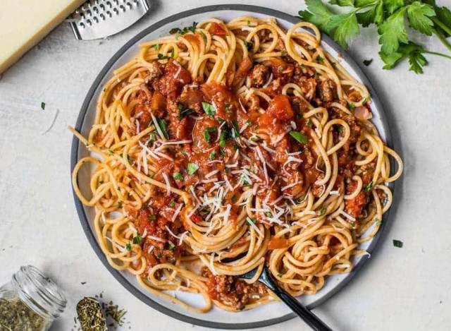Спагетті з тушонкою рецепт з фото 