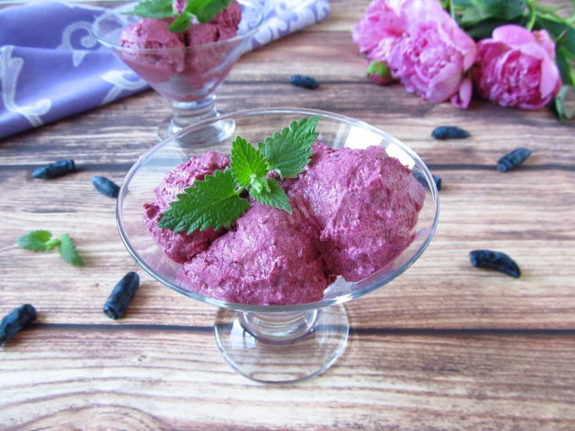 Морозиво з сиру з ягодами жимолості Домашнє рецепт з фото покроково 