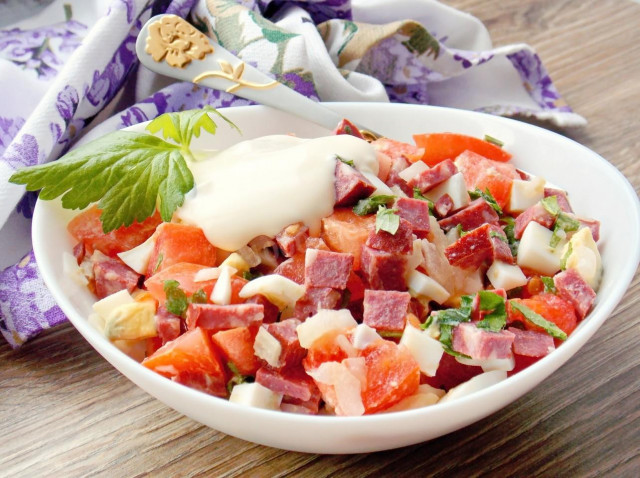Салат з копченою ковбасою і помідорами рецепт з фото покроково 