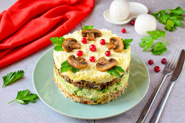 Салат з копченою куркою і смаженими грибами печерицями рецепт з фото покроково 
