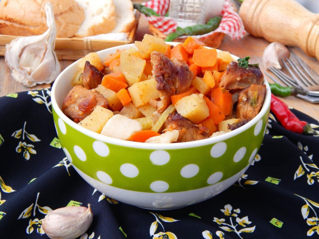 Тушкована картопля з м'ясом і овочами рецепт з фото покроково 
