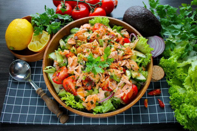 Салат з копченою горбушею і овочами рецепт з фото покроково 