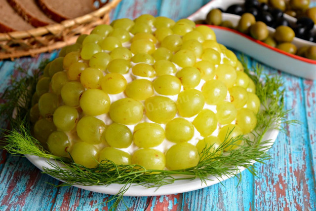 Салат з куркою виноградом сиром і горіхами рецепт з фото 
