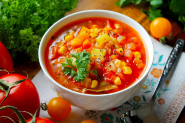 Овощной суп с томатами и кукурузой
