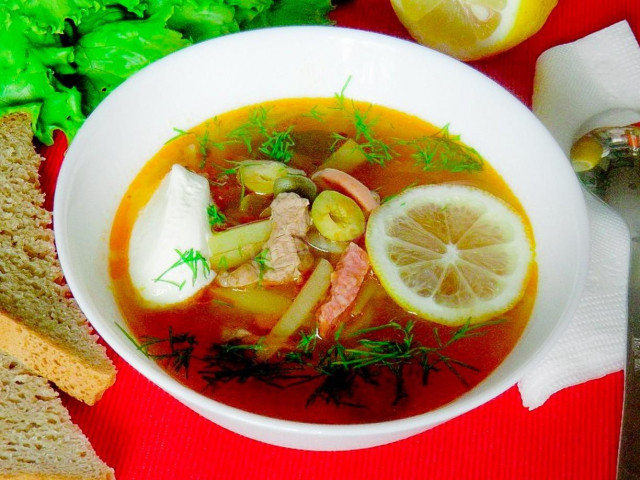 Суп солянка зі свининою і сосисками рецепт з фото покроково 