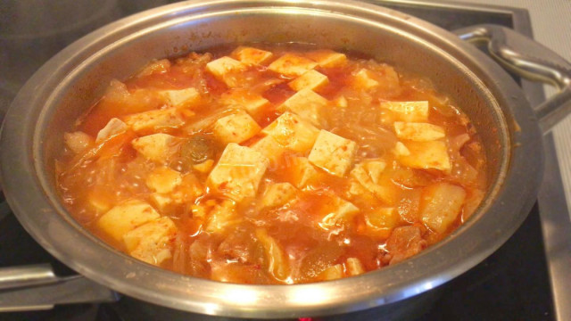 Кимчи Тіге - гострий корейський суп зі свининою і кимчи рецепт з фото покроково і відео 