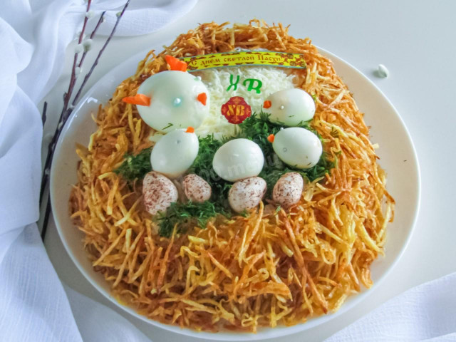 Салат на Великдень гніздо з перепелиними яйцями рецепт з фото покроково 