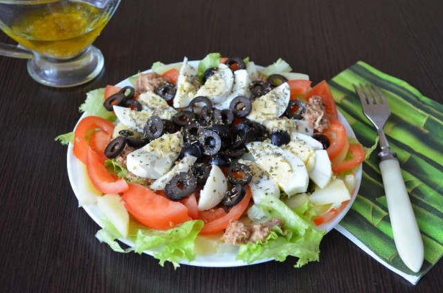 Рибний салат Нісуаз з чорними маслинами і курячими яйцями рецепт з фото покроково 