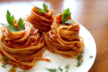 Макароны спагетти в томатной пасте с чесноком