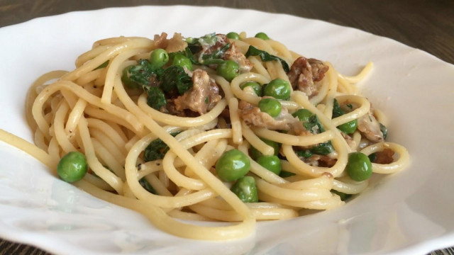 Спагетті з беконом, зеленим горошком і твердим сиром рецепт з фото і відео 