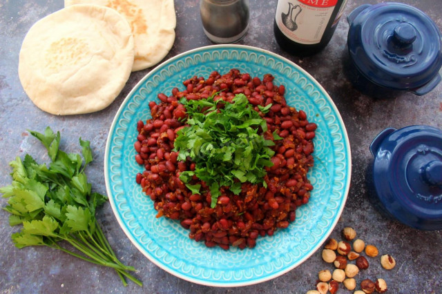 Красная фасоль целыми зернами с грецкими орехами