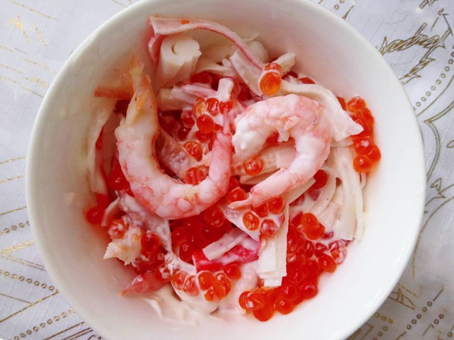 Салат Червоне море з ікрою рецепт з фото 